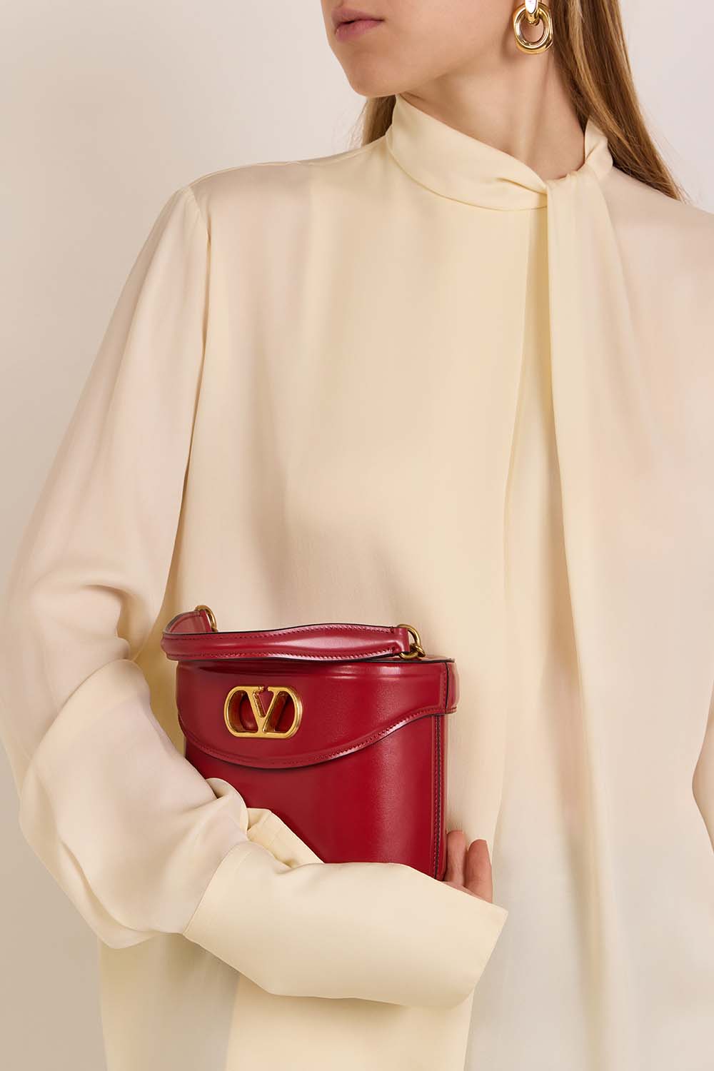 תמונת כל הלוק של תיק קרוסבודי וניטי